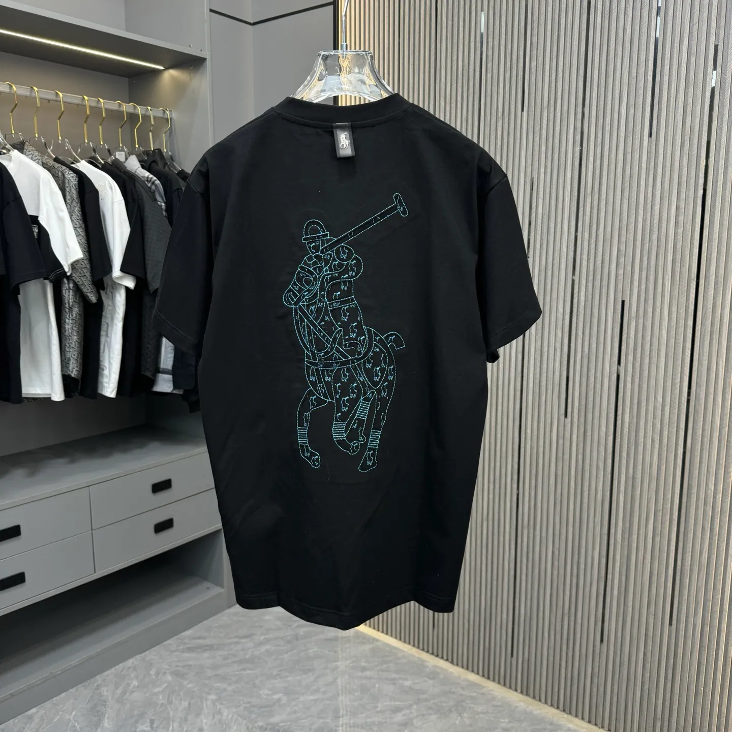 P190 POlO Ralph Lauren 25FW new spring and summer round neck T-shirt. It is made of heavy 320G double yarn combed cotton material. The upper body has a strong three-dimensional effect. It is embroidered with ten thousand needles embroidery patch ➕ ten thousand needles 🪡 embroidery process inkjet effect. ⚠️Washing method: The fabric is only dry-cleaned or wrapped in a laundry bag. Quick machine wash in cold water on the reverse side, let dry and then iron at medium temperature! Avoid vigorously wringing and machine washing from the front!  Size: S M L XL XXL Color: Black, White